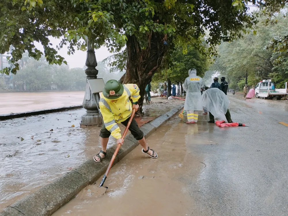 Đoàn thanh niên Công an TP Huế Huế phối hợp với người dân tổ chức dọn dẹp vệ sinh tại các vùng ngập lụt trên địa bàn