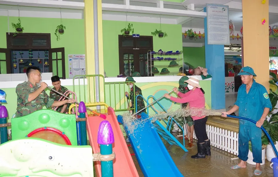 Bộ đội giúp dọn dẹp vệ sinh tại Trường Mầm non Thủy Thanh 1