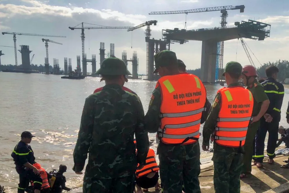 Nỗ lực tìm kiếm nạn nhân mất tích trong vụ tai nạn nghiêm trọng tại Huế