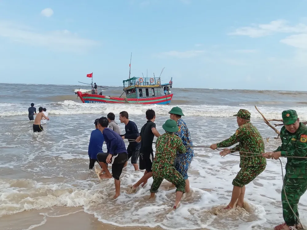 Nỗ lực cứu hội tàu cá mắc cạn Nỗ lực cứu hội tàu cá mắc cạn