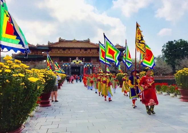 Cờ Long Vân từng sử dụng trong Lễ Đổi gác tại Đại nội Huế có hình con rồng giống với Hoàng Long kỳ của Nhà Thanh