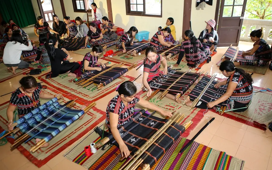 Dệt thổ cẩm ở A Lưới.jpg