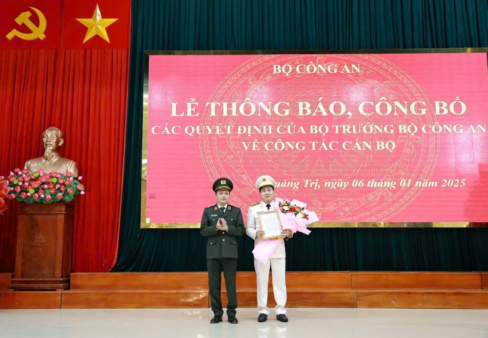 d.c-thu-truong-dang-hong-duc-trao-quyet-dinh-cho-giam-doc-cong-an-tinh-quang-tri.jpg