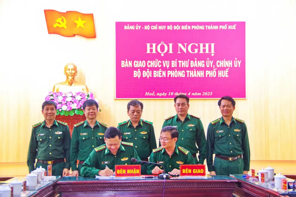 Ký biên bản bàn giao chức vụ Bí thư Đảng ủy BĐBP thành phố Huế