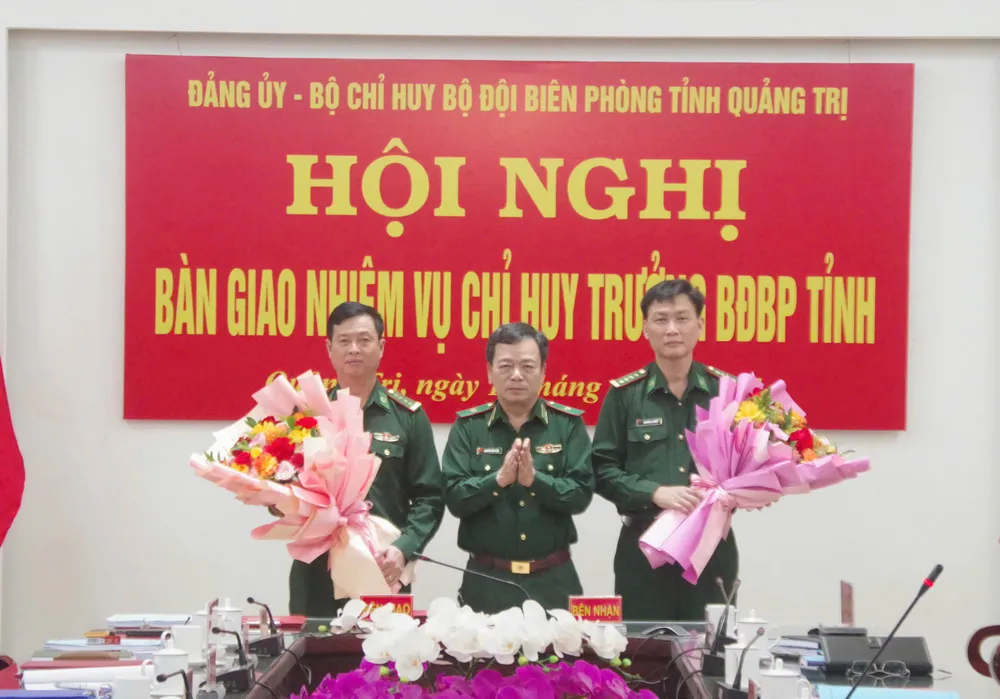 Đại tá Nguyễn Bá Duyệt (bên phải) nhận hoa chúc mừng của Thiếu tướng Nguyễn Văn Thiện, Phó Tư lệnh BĐBP