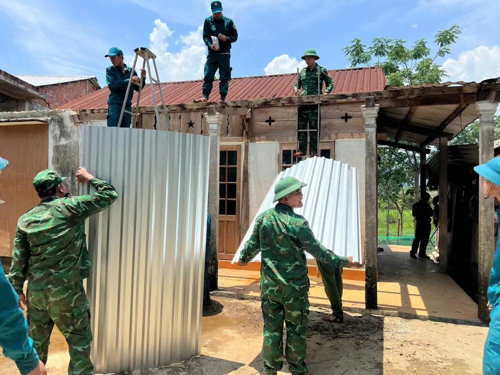 Bộ đội giúp bà con huyện miền núi A Lưới khắc phục hậu quả trận lốc xoáy, chiều 23-4