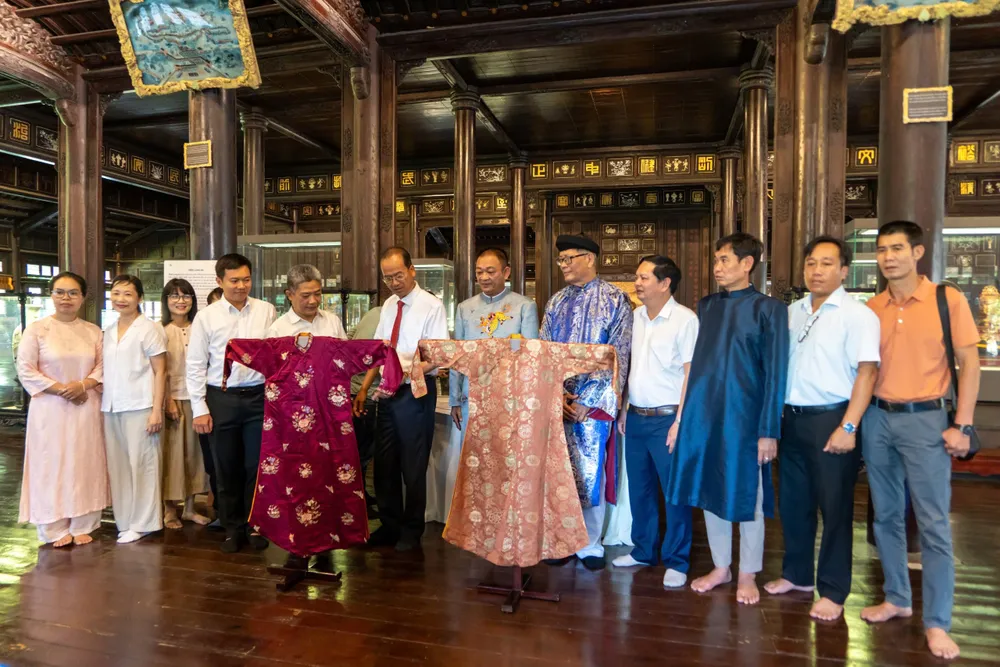 Trung tâm Bảo tồn di tích cố đô Huế tiếp nhận 2 chiếc áo dài của mẹ vua Bảo Đại