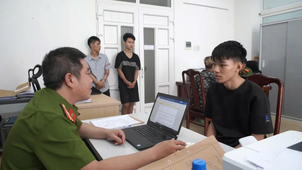 Công an đấu tranh lấy lời khai từ các đối tượng