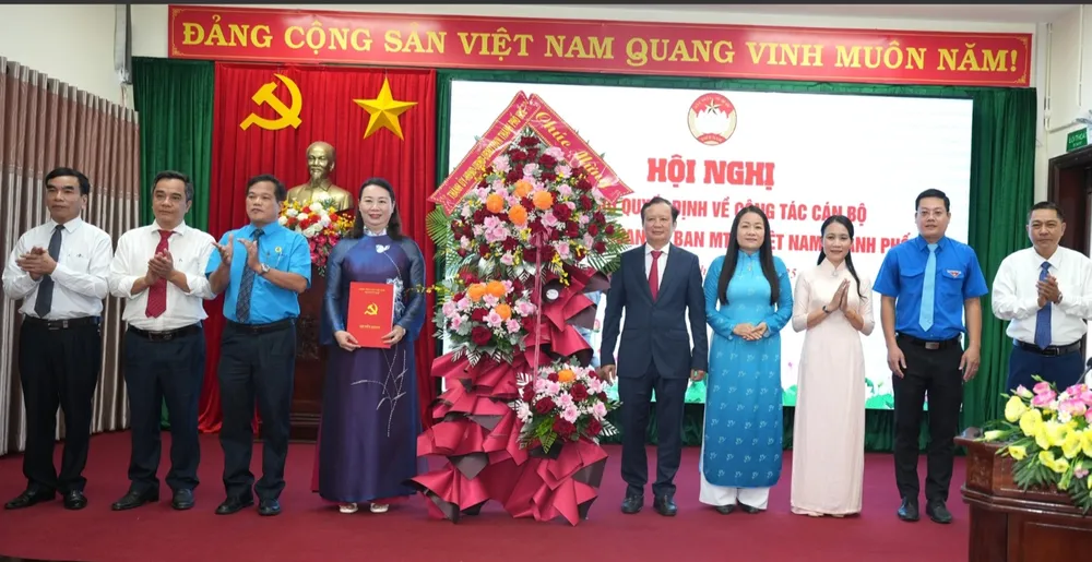 Ông Lê Trường Lưu, Bí thư Thành ủy, Chủ tịch HĐND, Trưởng đoàn ĐBQH thành phố Huế, trao quyết định và tặng hoa đến tập thể cơ quan MTTQ Việt Nam thành phố Huế