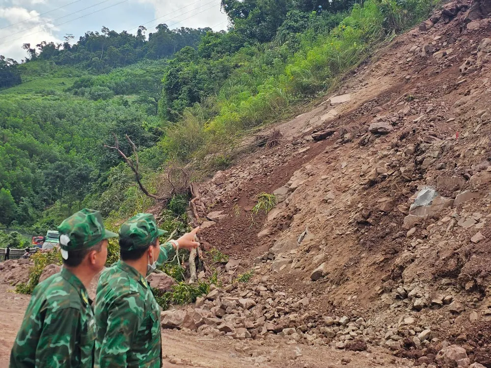 Sạt lở gây ách tắc tuyến đường độc đạo lên cửa khẩu quốc tế La Lay