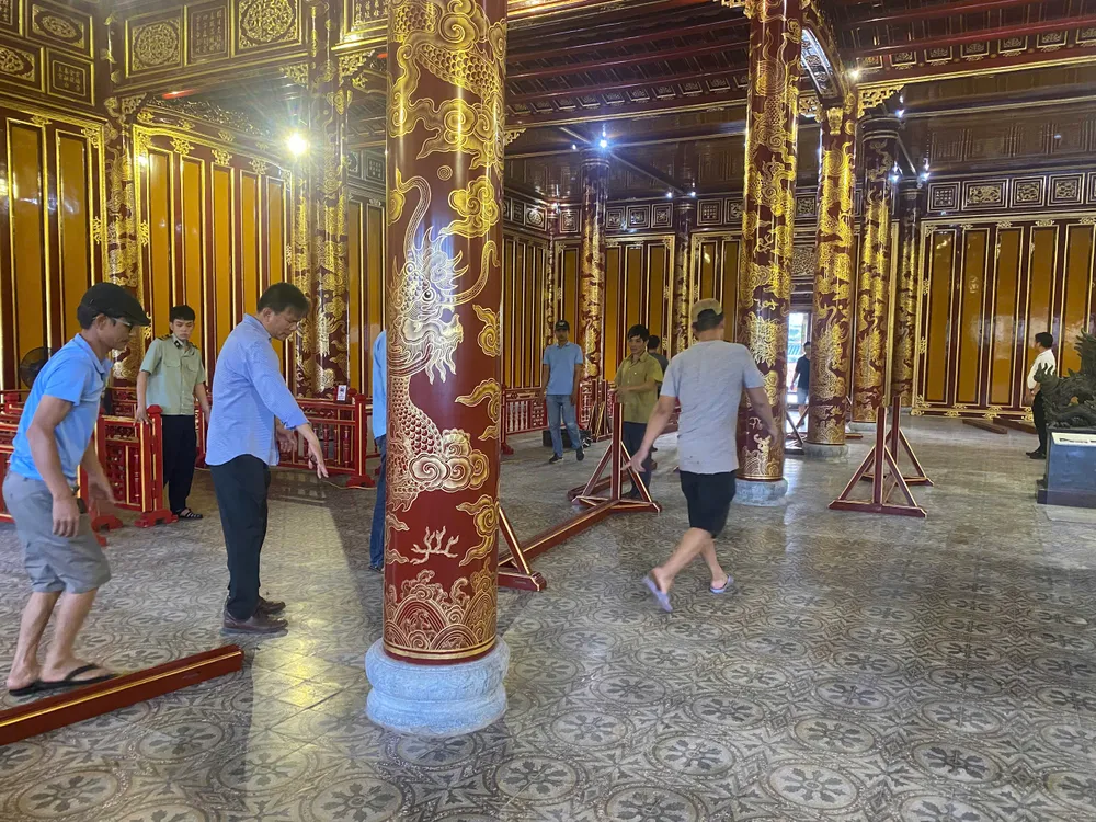 Lắp đặt kính cường lực bảo vệ bảo vật quốc gia ở Điện Thái Hòa