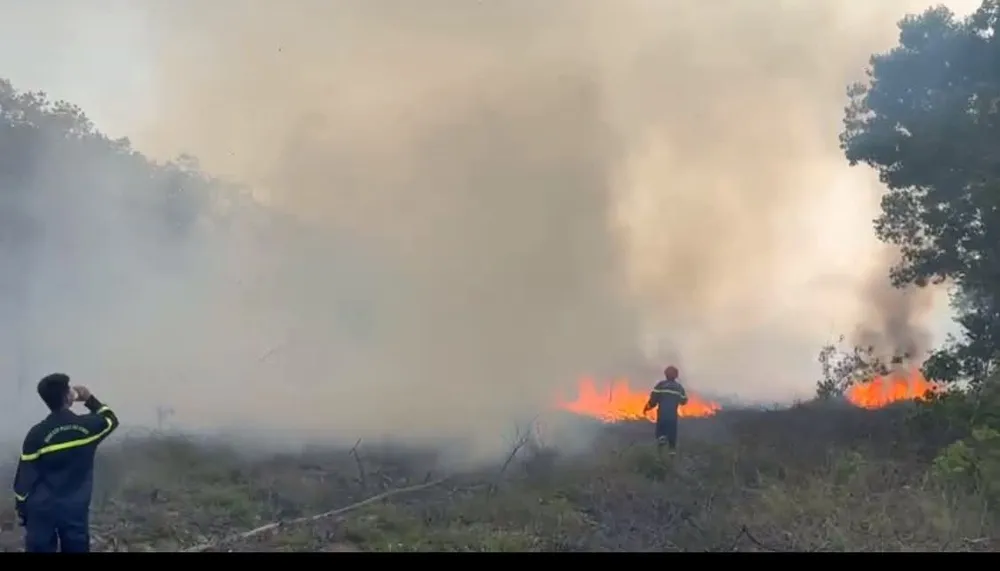 Huy động 400 người chữa cháy rừng kéo dài 7 tiếng tại Huế