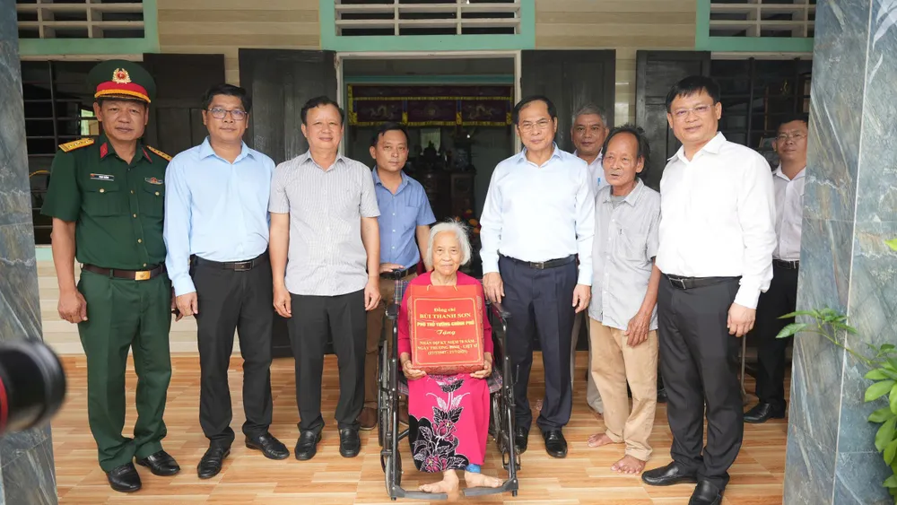 Phó Thủ tướng Bùi Thanh Sơn thăm và tặng quà các gia đình chính sách ở Huế