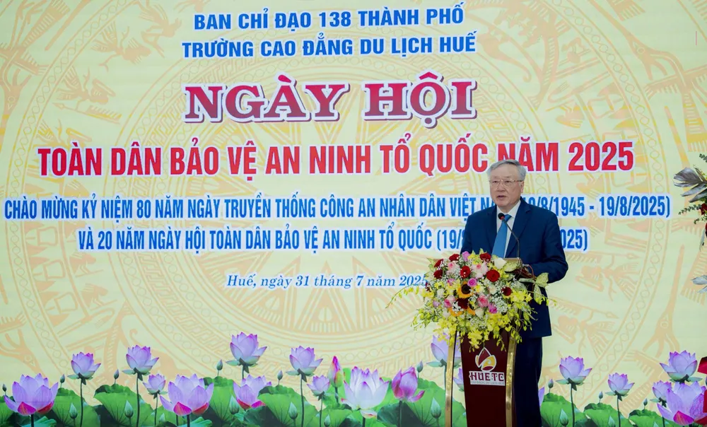 Phó Thủ tướng Thường trực Chính phủ Nguyễn Hòa Bình dự và phát biểu tại Ngày hội Toàn dân bảo vệ an ninh Tổ quốc năm 2025 tại Trường Cao đẳng Du lịch Huế