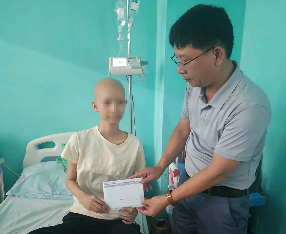 Phóng viên Báo SGGP trao 23 triệu đồng giúp cháu Tường Vy chữa bệnh