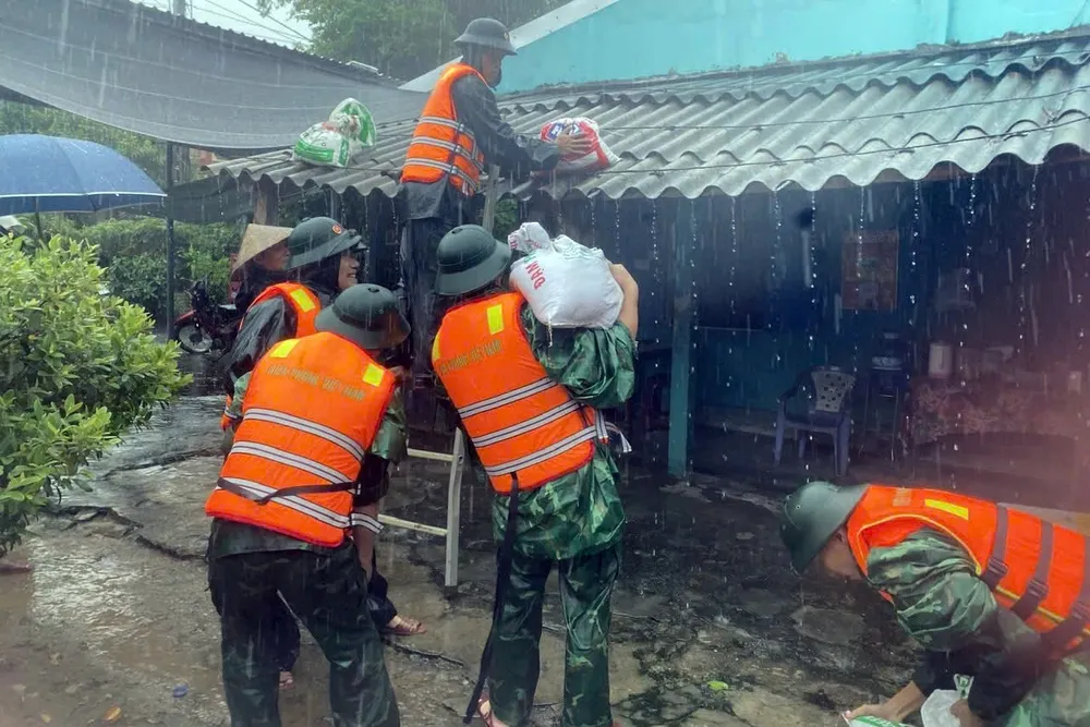 Bộ đội Biên phòng TP Huế giúp người dân gia cố mái nhà phòng chống bão số 10