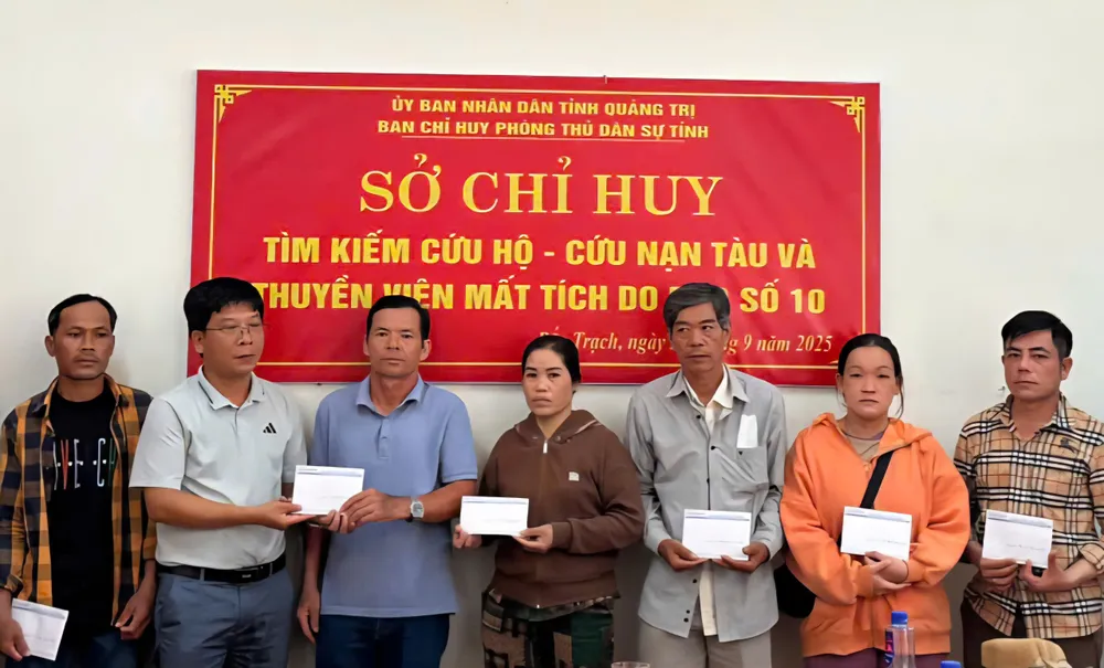 Phóng viên Báo SGGP trao tiền bạn đọc hỗ trợ thân nhân các nạn nhân mất tích, tử vong trong vụ chìm 2 tàu cá mang số hiệu BV-92756-TS và BV-92754-TS 