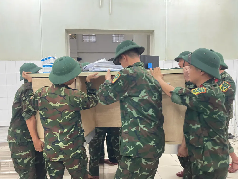 Lực lượng quân đội giúp Bệnh viện Trung ương Huế di dời đồ đạc, trang thiết bị lên cao