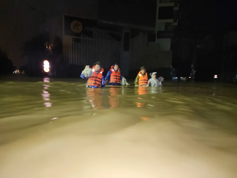 Lũ vây Bệnh viện Trung ương Huế, khẩn cấp di dời bệnh nhân ảnh 10