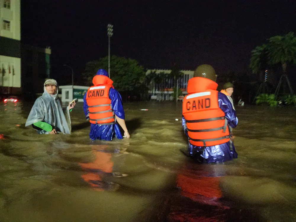 Lũ vây Bệnh viện Trung ương Huế, khẩn cấp di dời bệnh nhân ảnh 9