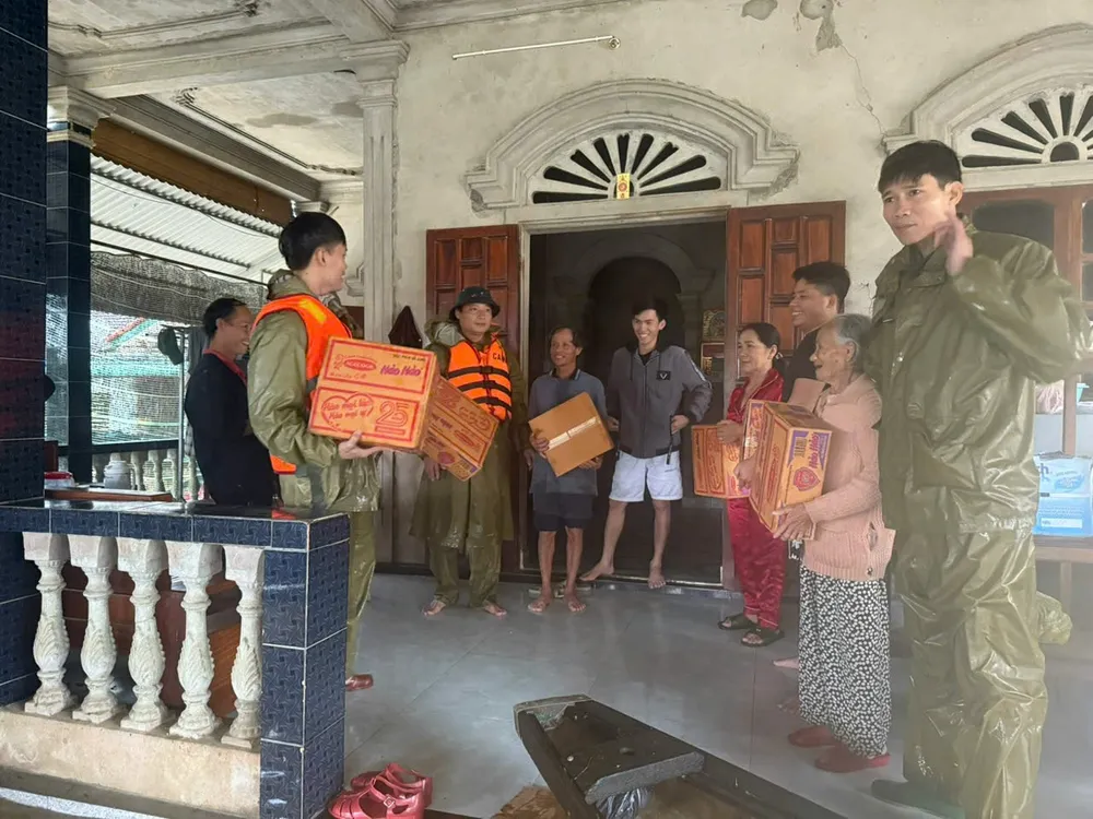 anh 2 Công an xã Phú Vang hỗ trợ nhu yếu phẩm cho bà con vùng thấp trũng.jpg