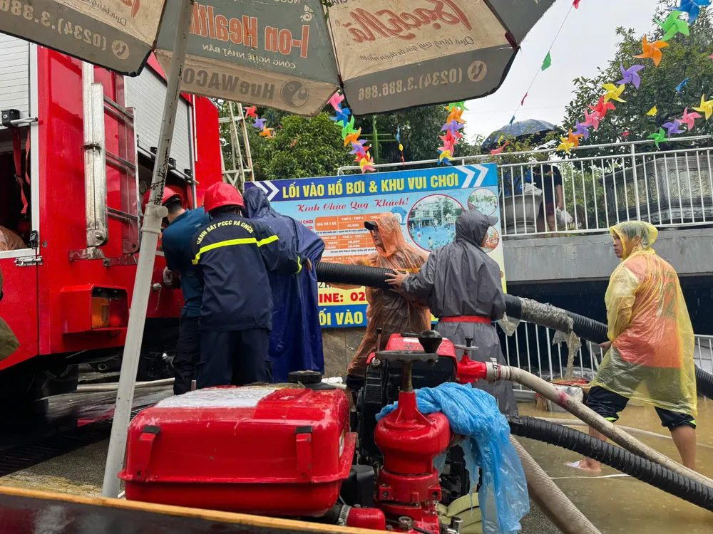 Ảnh 3 Phòng Cảnh sát PCCC và CNCH hỗ trợ hút nước tại công viên Kim Đồng.jpg
