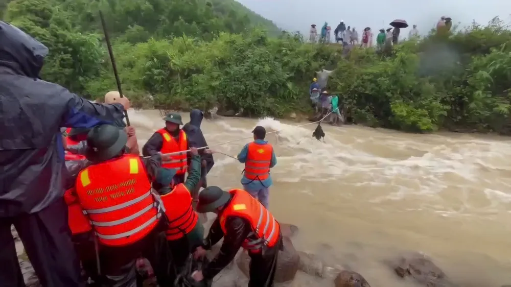 Bộ đội Biên phòng TP Huế sử dụng dây thừng và ròng rọc tiếp tế đồng bào nơi biên cương bị cô lập vì mưa lũ