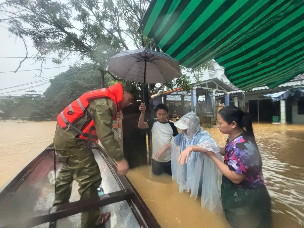 Mưa lớn gây ngập lụt đô thị trên diện rộng, ngập úng kéo dài ở các vùng trũng thấp và tăng nguy cơ sạt lở đất vùng núi ở Huế.