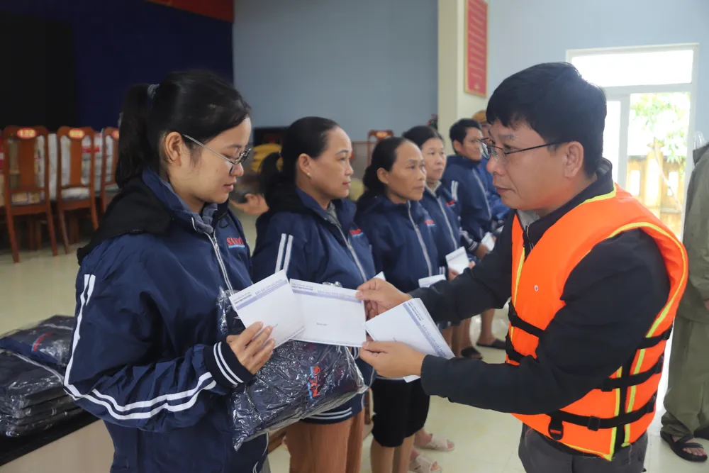 Trao quà Báo SGGP cứu trợ tận tay người dân đang gặp khó khăn vì lũ chồng lũ ở phường Hóa Châu, TP Huế