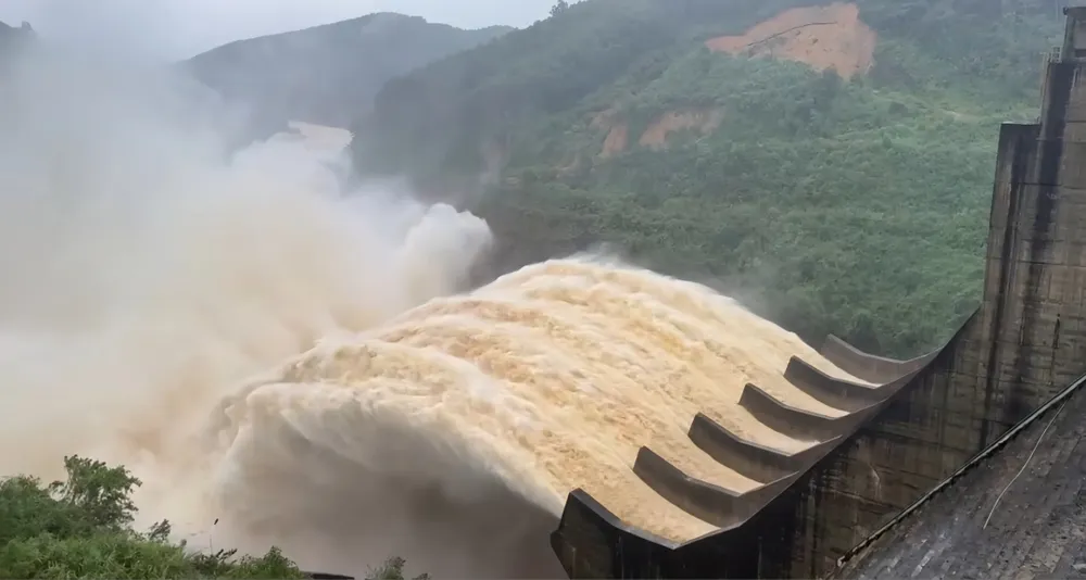 Hồ thủy điện Hương Điền điều tiết xả lũ qua tràn, hôm 29-10