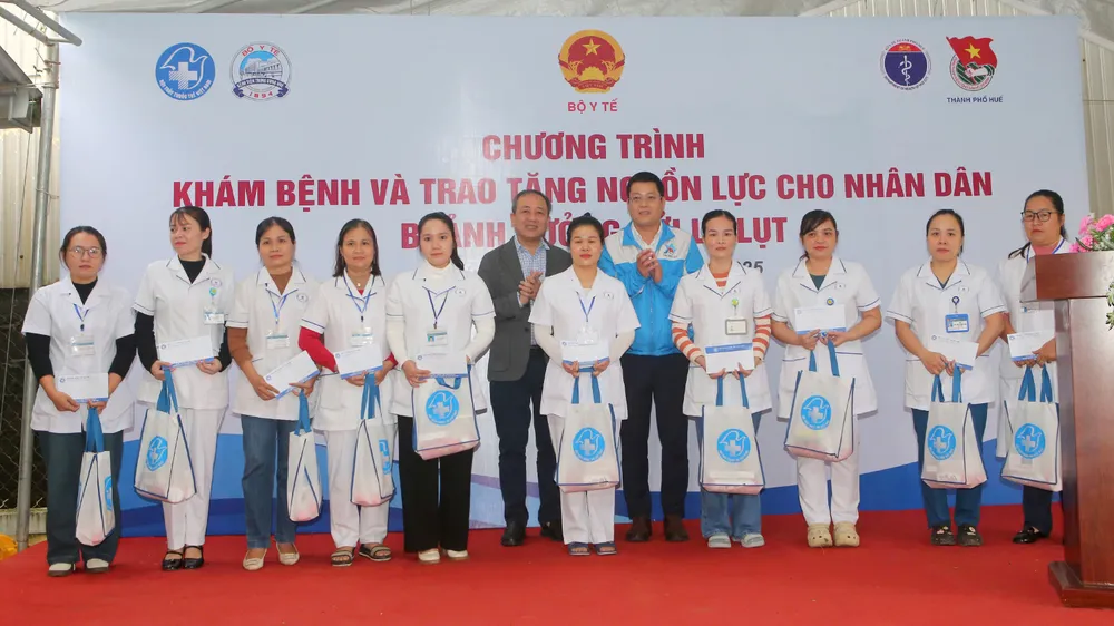 Tặng quà cho nhân viên y tế cơ sở