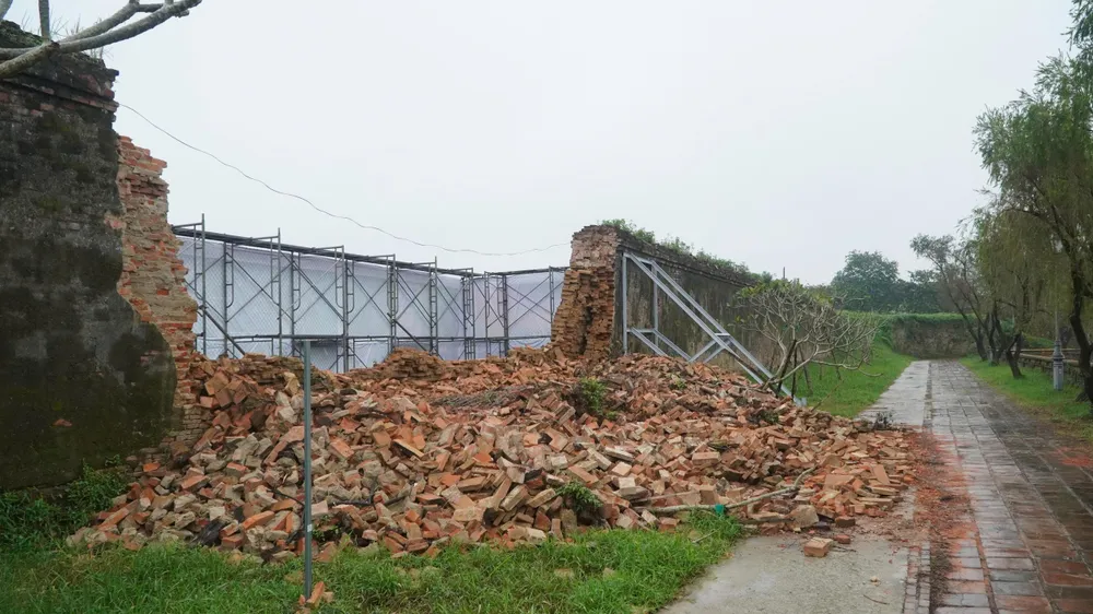 Đoạn tường thành phía Bắc Hoàng thành Huế bị sập trong mưa lũ