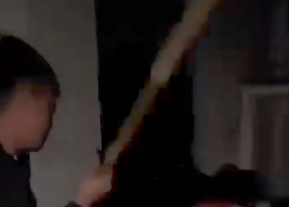 Nhóm học sinh dùng gậy đánh đập ông H.