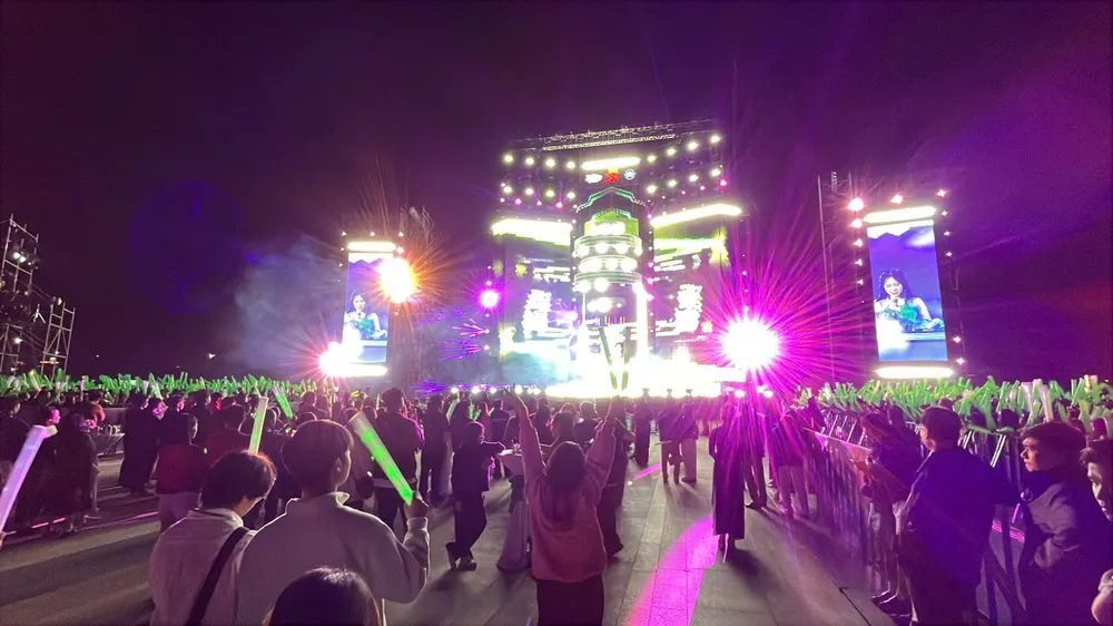 Đông đảo người dân và du khách cùng đổ về Quảng trường Văn hóa Thể thao TP Huế thưởng thức chương trình "Hue Countdown 2026" mang chủ đề "Tết tưng bừng – Mừng gắn kết"