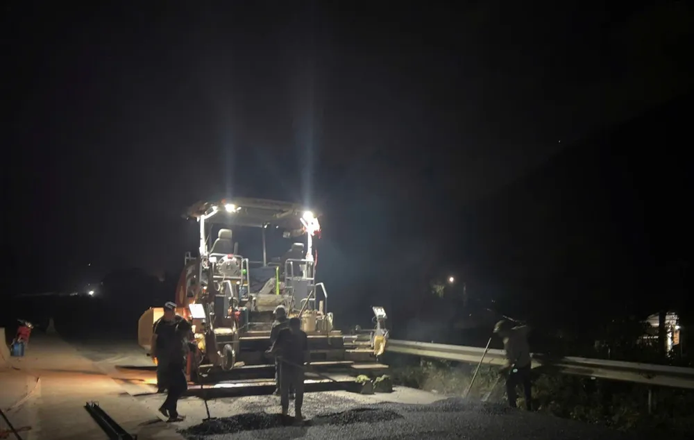 Sau thời khắc chào đón năm mới 2026, các đơn vị thi công tiếp tục đẩy mạnh tiến độ thực hiện Dự án mở rộng đường cao tốc La Sơn - Hòa Liên 