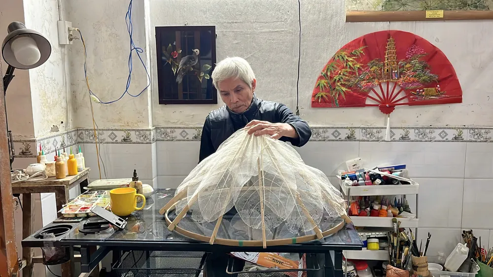 Nghệ nhân Võ Ngọc Hùng mày mò sáng tạo ra những chiếc nón độc đáo từ xương lá bàng 