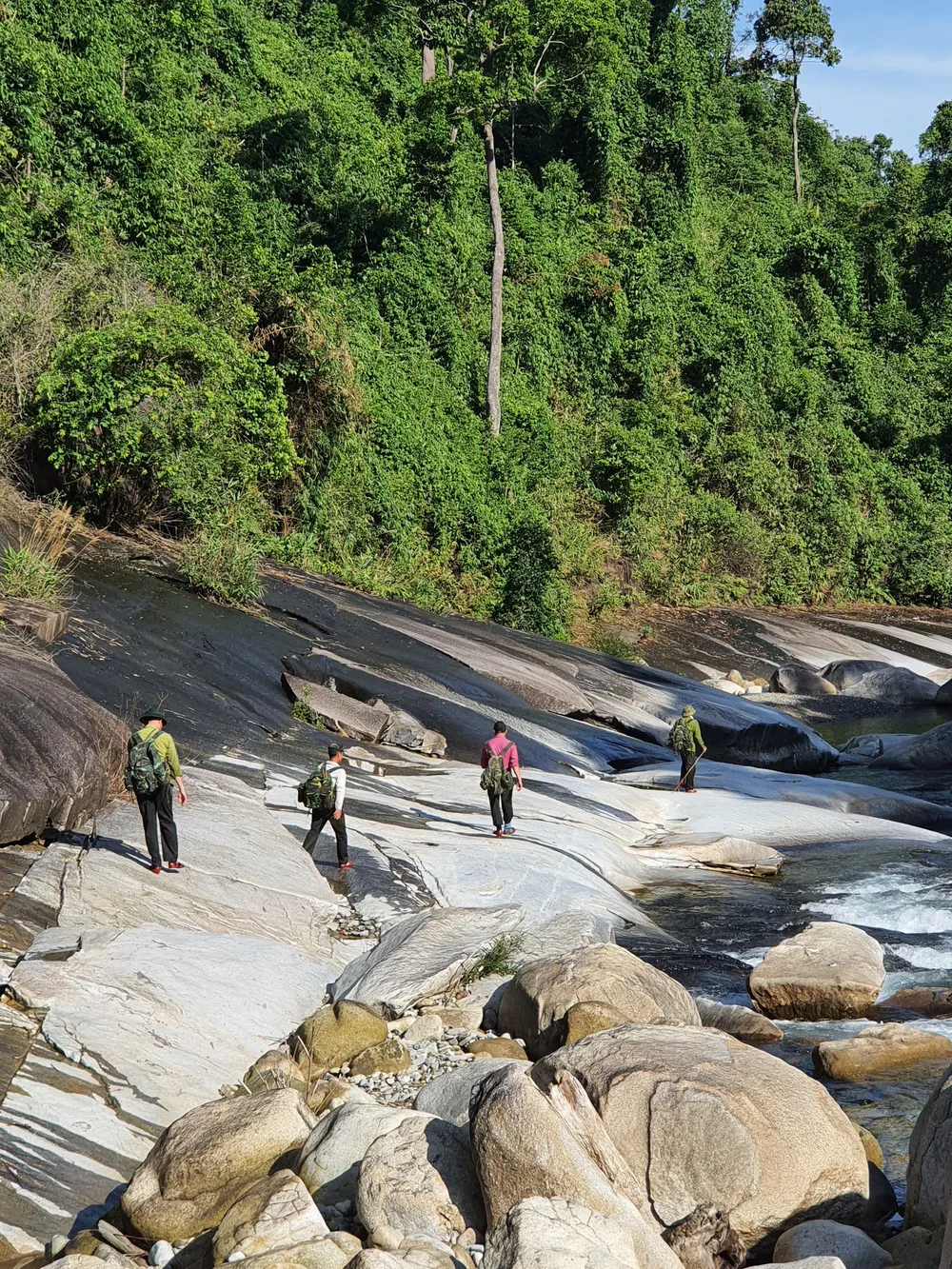 Bước chân tuần tra_DanPhan.jpg