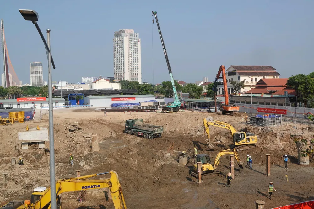 Công nhân thi công tại khu vực gần cầu Trần Thị Lý làm việc giữa nắng nóng, trang bị kín để chống nắng và đảm bảo tiến độ