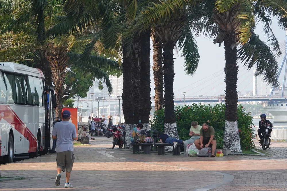 Nhiều người dân và du khách dạo mát, hóng gió dọc bờ sông Hàn trong những ngày nắng nóng