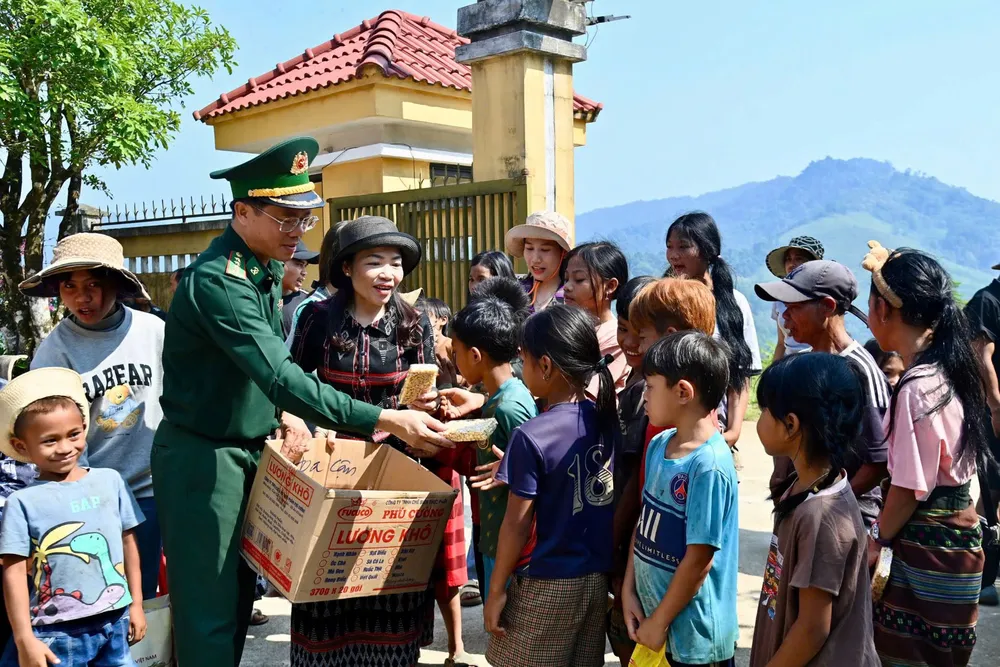 Đại tá Đặng Ngọc Hiệu, Chính ủy Bộ đội Biên phòng TP Huế tặng quà cho học sinh khu vực biên giới nước bạn Lào