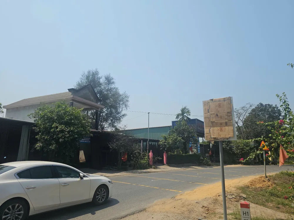 Biển cấm trên tuyến quốc lộ 49 đoạn gần đường tránh Huế đang được lắp đặt