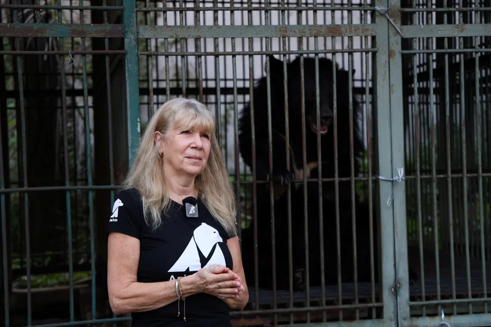 TS Jill Robinson MBE sáng lập viên tổ chức động vật Châu á trước lồng vận chuyển gấu.JPG