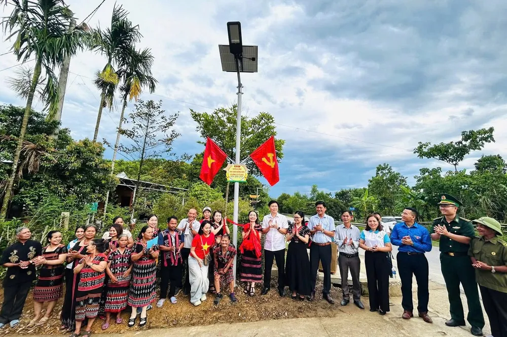 Khánh thành công trình “Ánh sáng đường Biên” và “Đường cờ Tổ quốc” trao tặng nhân dân thôn Phú Thượng, xã A Lưới 3