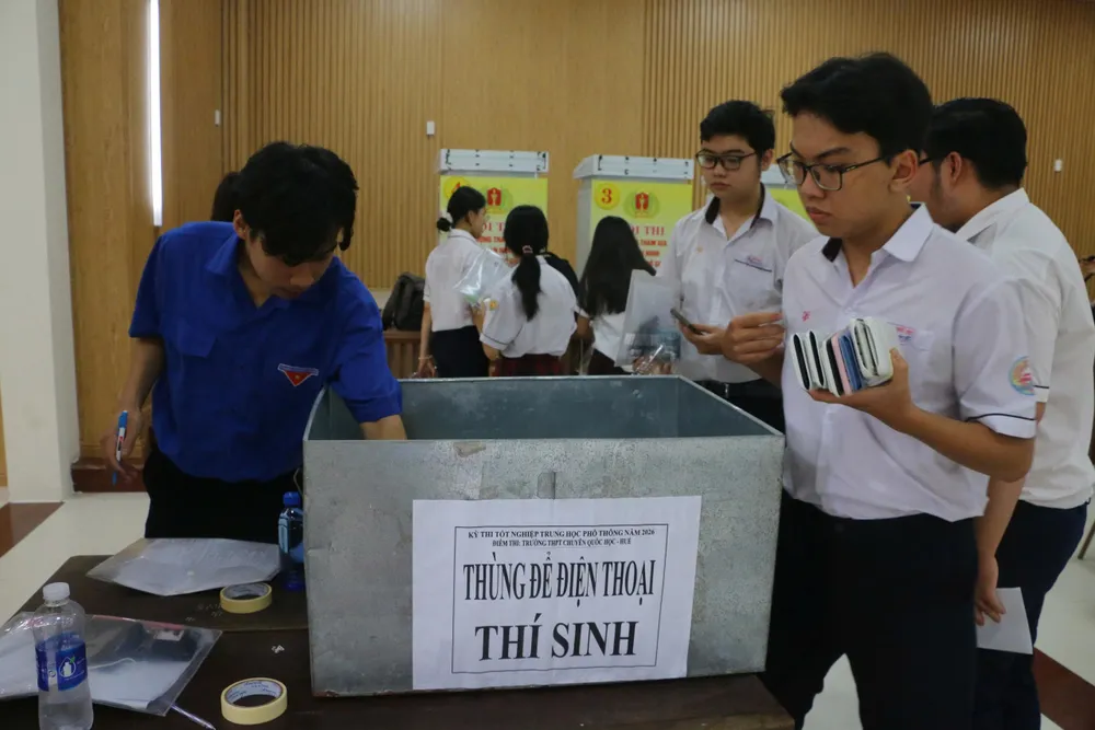 Huế thiết lập thùng cất giữ điện thoại giúp thí sinh
