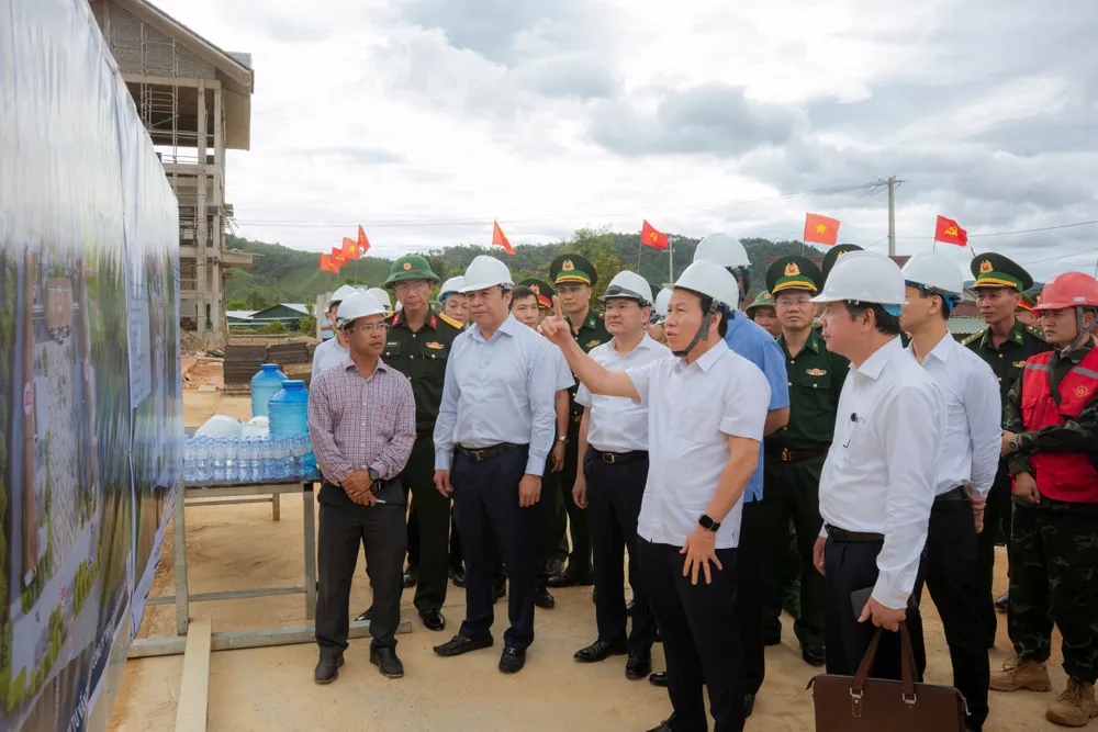 Phó Thủ tướng Lê Tiến Châu trao đổi với các đơn vị khi kiểm tra tiến độ Dự án Trường phổ thông nội trú liên cấp Tiểu học và Trung học cơ sở tại xã A Lưới 4 