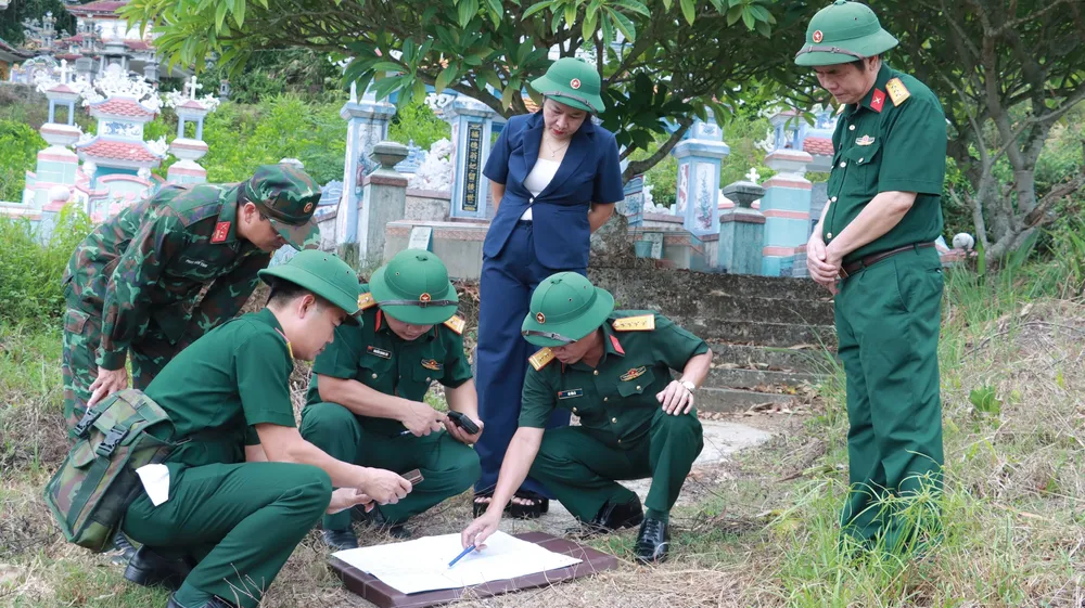 Đoàn công tác Bộ CHQS thành phố Huế xác định vị trí chôn liệt sĩ tại khu vực phía Bắc đèo Phước Tượng