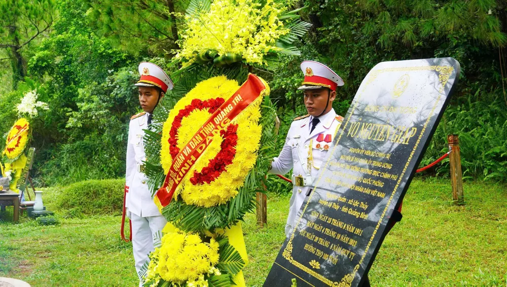 Đoàn đại biểu tỉnh Quảng Trị dâng hương, dâng hoa tưởng nhớ, tri ân Đại tướng Võ Nguyên Giáp tại Khu mộ Đại tướng ở Vũng Chùa - Đảo Yến