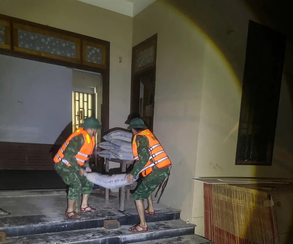 Lực lượng chức năng ở xã Lao Bảo, tỉnh Quảng Trị tổ chức di dời khẩn cấp 397 người dân và nhiều đồ đạc trong đêm