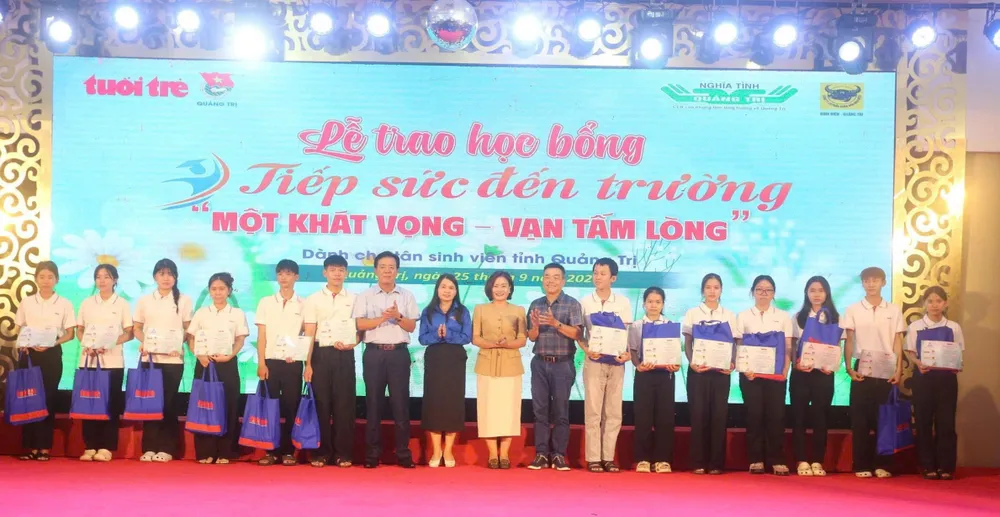 Trao học bổng Tiếp sức đến trường cho các tân sinh viên ở Quảng Trị 