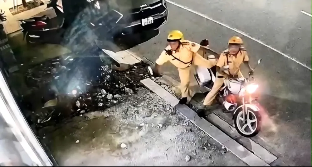 Hai cán bộ CSGT ở Huế kịp thời ứng cứu cụ bà bị đột quỵ 